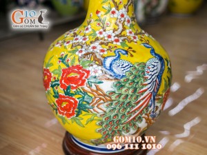 Bình hoa nền vàng dáng tỏi đắp nổi công đào 60cm