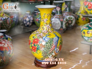 Bình hoa nền vàng dáng tỏi đắp nổi công đào 60cm