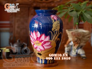Bình hoa sơn mài xanh coban dáng chân thon vẽ hoa sen cao 32cm