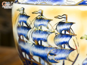 Bình hút lộc dáng cao men màu nhị cảnh Thuận Buồm Xuôi Gió - Công Đào vẽ vàng 24k, cao 28cm