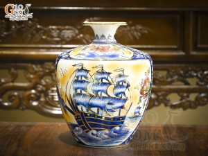 Bình hút lộc dáng cao men màu nhị cảnh Thuận Buồm Xuôi Gió - Công Đào vẽ vàng 24k, cao 28cm