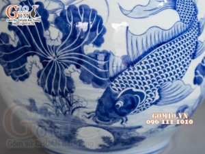 Bình hút lộc men lam cổ vẽ Cá chép Liên hoa, cao 35cm