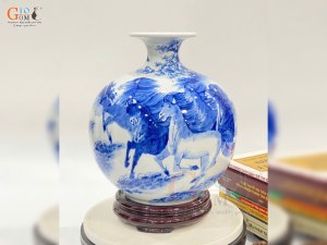 Bình hút lộc men lam cổ vẽ Mã Đáo, cao 25cm