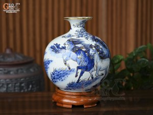 Bình hút lộc men lam cổ vẽ Mã Đáo Thành Công vẽ vàng, cao 25cm