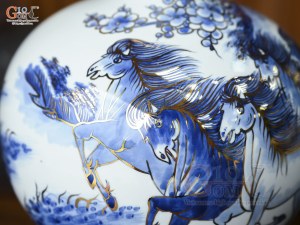 Bình hút lộc men lam cổ vẽ Mã Đáo Thành Công vẽ vàng, cao 25cm