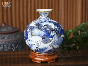 Bình hút lộc men lam cổ vẽ Mã Đáo Thành Công vẽ vàng, cao 25cm