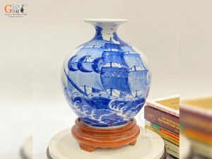 Bình hút lộc men lam cổ vẽ Thuận Buồm Xuôi Gió, cao 22cm
