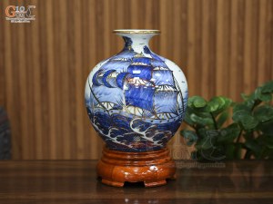Bình hút lộc men lam cổ vẽ Thuận Buồm Xuôi Gió vẽ vàng, cao 22cm