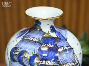 Bình hút lộc men lam cổ vẽ Thuận Buồm Xuôi Gió vẽ vàng, cao 22cm