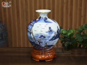 Bình hút lộc men lam cổ vẽ Thuận Buồm Xuôi Gió vẽ vàng, cao 22cm