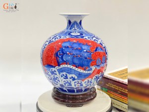 Bình hút lộc men lam nền đỏ vẽ Thuận Buồm Xuôi Gió, cao 25cm