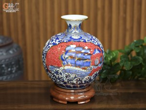 Bình hút lộc men lam nền đỏ vẽ Thuận Buồm Xuôi Gió vẽ vàng, cao 25cm