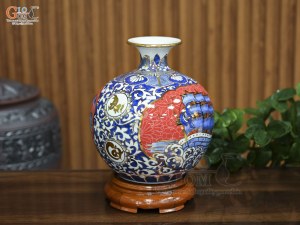 Bình hút lộc men lam nền đỏ vẽ Thuận Buồm Xuôi Gió vẽ vàng, cao 25cm