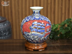 Bình hút lộc men lam nền đỏ vẽ Thuận Buồm Xuôi Gió vẽ vàng, cao 25cm