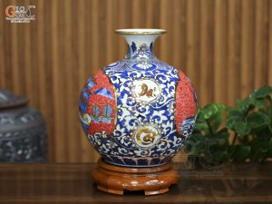 Bình hút lộc men lam nền đỏ vẽ Thuận Buồm Xuôi Gió vẽ vàng, cao 25cm