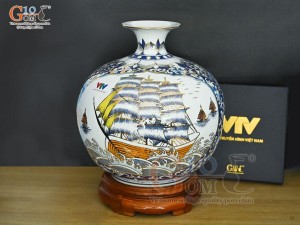 Bình hút lộc men lam nhị cảnh Thuận Buồm Xuôi Gió và Công Danh Phú Quý vẽ vàng 24k in logo VTV, cao 35cm - mẫu 002 Bình hút lộc men lam nhị cảnh Thuận Buồm Xuôi Gió và Công Danh Phú Quý vẽ vàng 24k in logo VTV, cao 35cm - mẫu 002