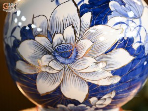 Bình hút lộc men lam vẽ hoa Sen, cao 33cm