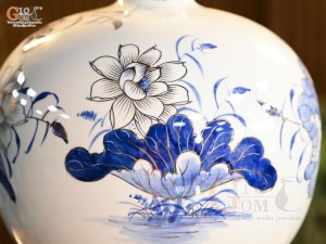 Bình hút lộc men lam vẽ hoa Sen, cao 33cm