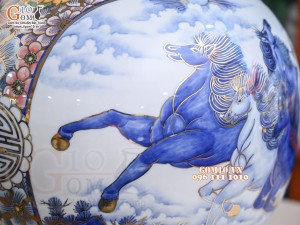 Bình hút lộc men lam vẽ Nhị cảnh Mã Đáo Thành Công - Thuận Buồm Xuôi Gió vẽ vàng 24k, cao 40cm