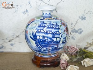 Bình hút lộc men lam vẽ Nhị cảnh viền hoa, cao 25cm