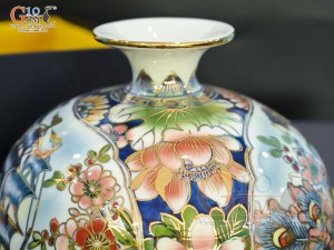 Bình hút lộc men lam vẽ Nhị cảnh viền hoa vẽ vàng 24k in logo VTV, cao 25cm