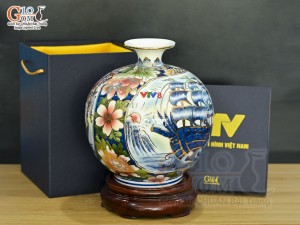 Bình hút lộc men lam vẽ Nhị cảnh viền hoa vẽ vàng 24k in logo VTV8, cao 25cm
