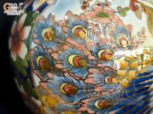 Bình hút lộc men lam vẽ Nhị cảnh viền hoa vẽ vàng 24k in logo VTV8, cao 25cm