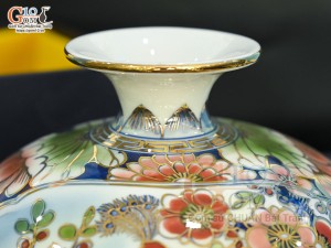 Bình hút lộc men lam vẽ Nhị cảnh viền hoa vẽ vàng 24k in logo VTV8, cao 25cm