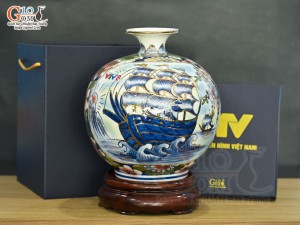 Bình hút lộc men lam vẽ Nhị cảnh viền hoa vẽ vàng 24k in logo VTV8, cao 25cm