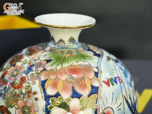 Bình hút lộc men lam vẽ Nhị cảnh viền hoa vẽ vàng 24k in logo VTV8, cao 25cm