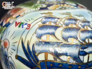 Bình hút lộc men lam vẽ Nhị cảnh viền hoa vẽ vàng 24k in logo VTV8, cao 25cm