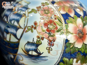 Bình hút lộc men lam vẽ Nhị cảnh viền hoa vẽ vàng 24k in logo VTV8, cao 25cm