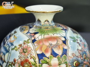 Bình hút lộc men lam vẽ Nhị cảnh viền hoa vẽ vàng 24k in logo VTV8, cao 25cm