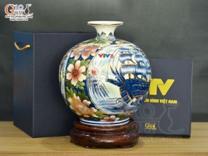 Bình hút lộc men lam vẽ Nhị cảnh viền hoa vẽ vàng 24k in logo VTV8, cao 25cm