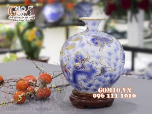 Bình hút lộc men lam vẽ vàng 24k, cảnh vẽ Chép Sen Phú Quý, cao 30cm