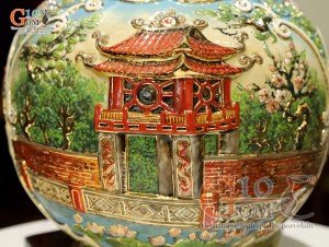 Bình hút lộc men loang xanh đắp nổi nhị cảnh Hà Nội vẽ vàng 24k, cao 35cm