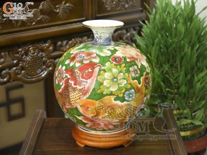 Bình hút lộc men màu cảnh cá Chép Liên Hoa vẽ vàng 24k nền xanh lá, cao 35cm