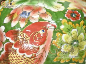 Bình hút lộc men màu cảnh cá Chép Liên Hoa vẽ vàng 24k nền xanh lá, cao 35cm