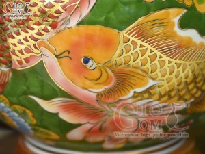 Bình hút lộc men màu cảnh cá Chép Liên Hoa vẽ vàng 24k nền xanh lá, cao 35cm