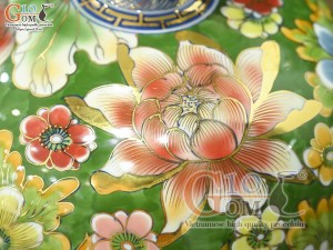 Bình hút lộc men màu cảnh cá Chép Liên Hoa vẽ vàng 24k nền xanh lá, cao 35cm