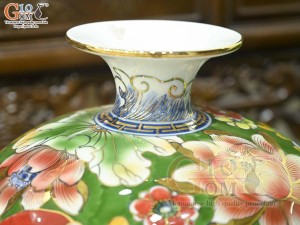 Bình hút lộc men màu cảnh cá Chép Liên Hoa vẽ vàng 24k nền xanh lá, cao 35cm