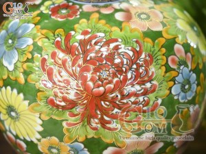 Bình hút lộc men màu cảnh cá Chép Liên Hoa vẽ vàng 24k nền xanh lá, cao 35cm