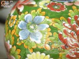 Bình hút lộc men màu cảnh cá Chép Liên Hoa vẽ vàng 24k nền xanh lá, cao 35cm