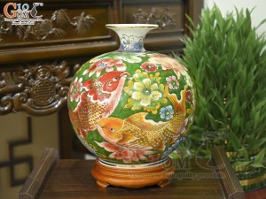 Bình hút lộc men màu cảnh cá Chép Liên Hoa vẽ vàng 24k nền xanh lá, cao 35cm