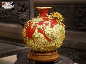 Bình hút lộc men màu đắp nổi Công Đào Phú Quý dát vàng 24k, nền đỏ cao 18cm