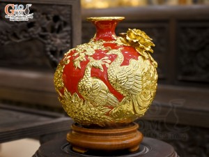 Bình hút lộc men màu đắp nổi Công Đào Phú Quý dát vàng 24k, nền đỏ cao 18cm