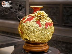 Bình hút lộc men màu đắp nổi Công Đào Phú Quý dát vàng 24k, nền đỏ cao 18cm