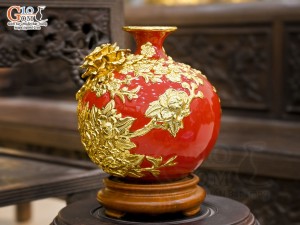 Bình hút lộc men màu đắp nổi Công Đào Phú Quý dát vàng 24k, nền đỏ cao 18cm