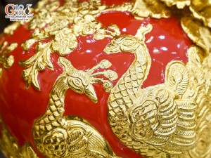 Bình hút lộc men màu đắp nổi Công Đào Phú Quý dát vàng 24k, nền đỏ cao 18cm