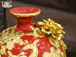 Bình hút lộc men màu đắp nổi Công Đào Phú Quý dát vàng 24k, nền đỏ cao 18cm